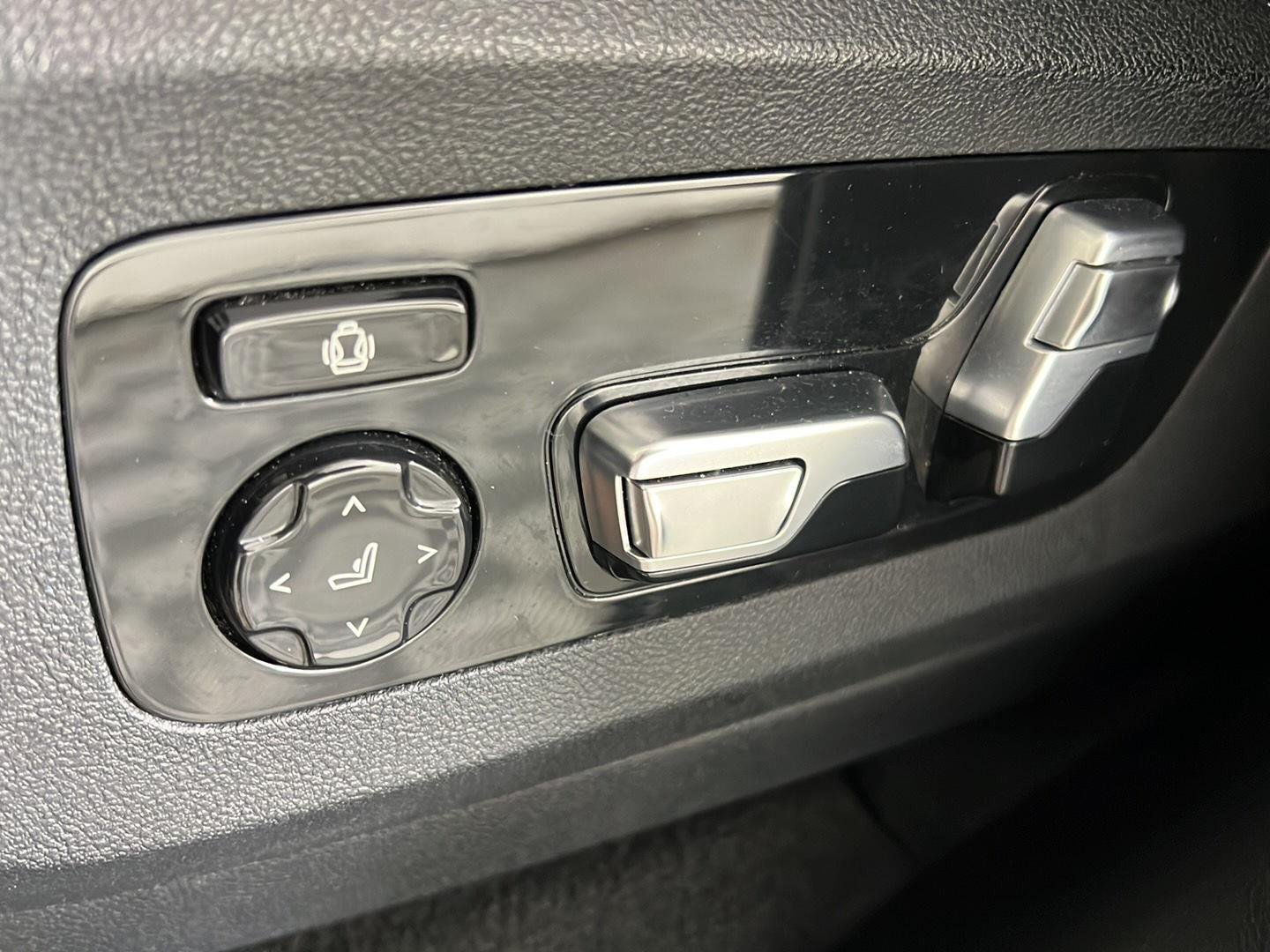 Used 2024 Skyscraper Grey Metallic BMW xDrive40i image 3