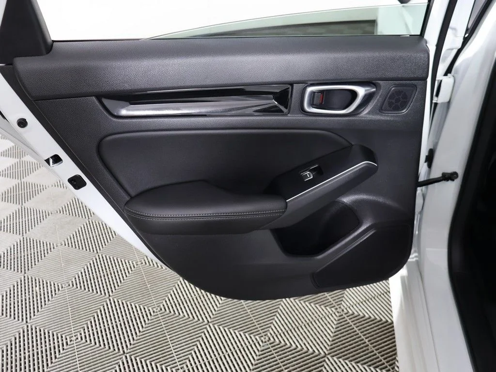 Used 2025 Platinum White Pearl Honda Sport Touring image 27