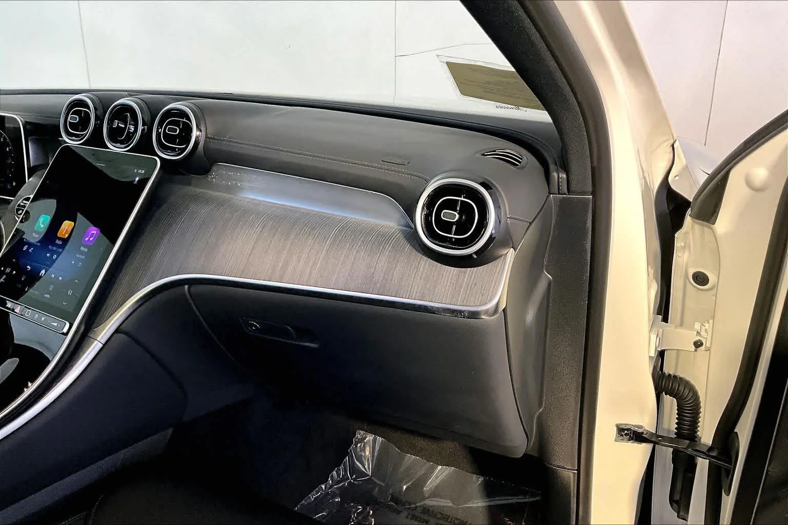 Certified Used 2025 Polar White Mercedes-Benz GLC 300 image 19