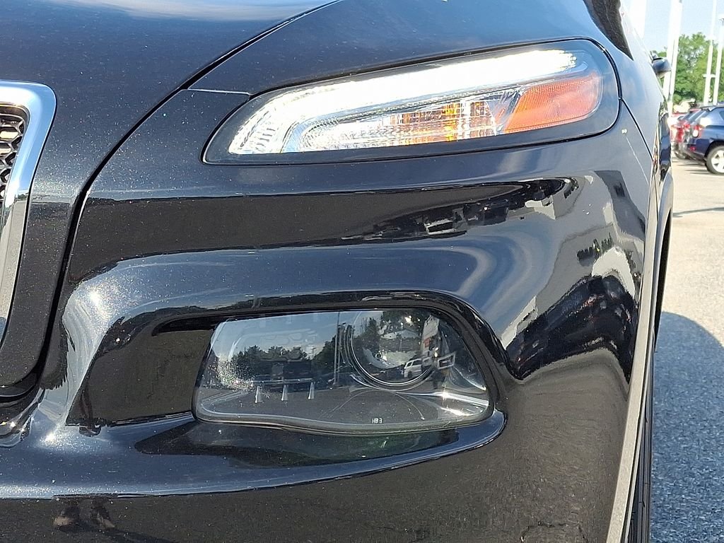 Used 2016 Black Jeep Latitude image 10