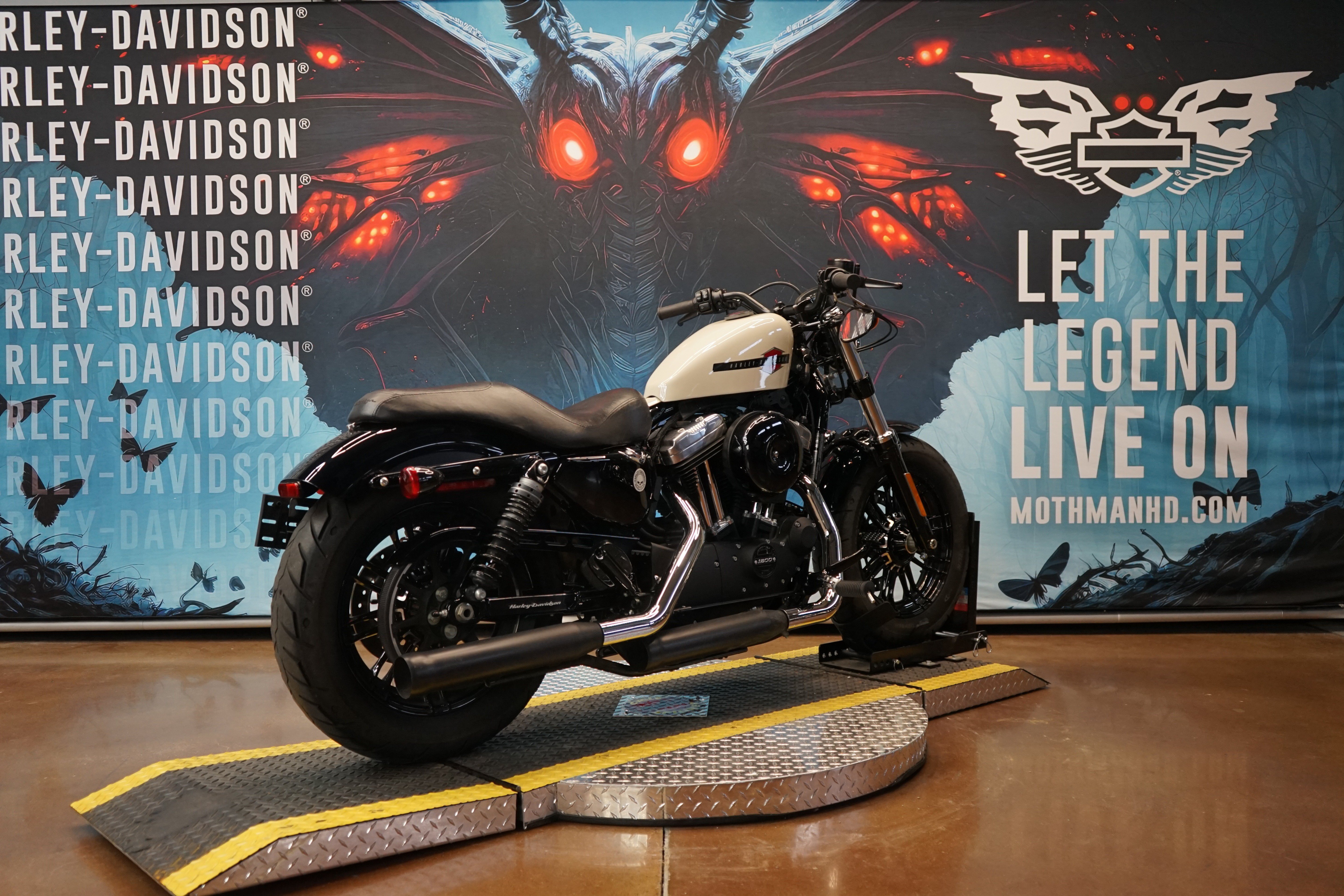 Used 2022 White Sand Pearl Harley-Davidson  image 8