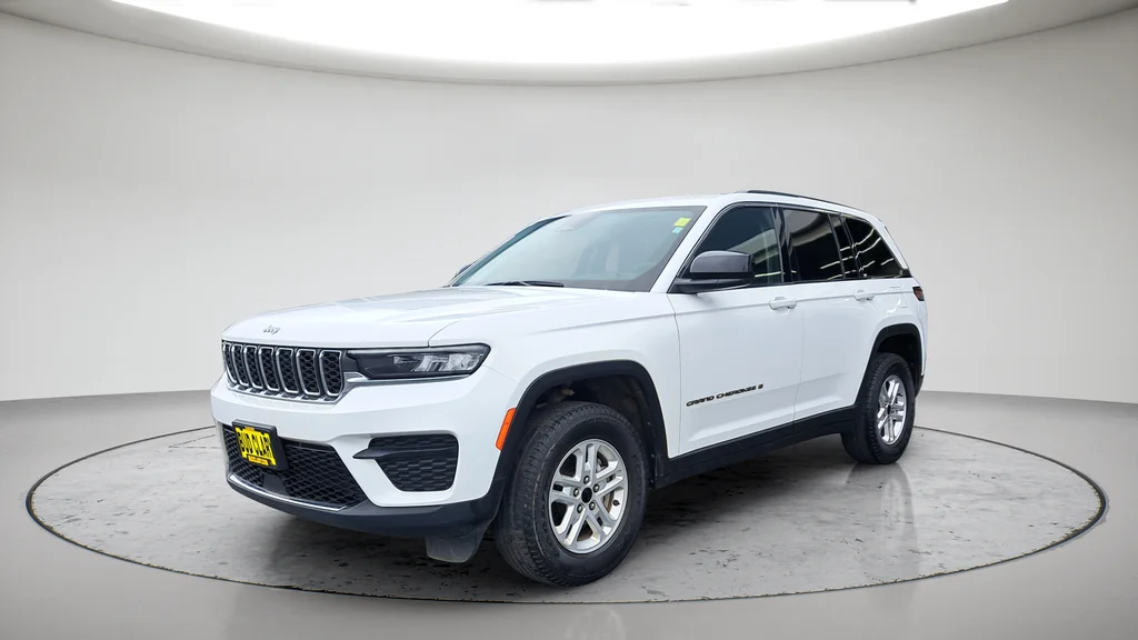 Used 2023 White Jeep Laredo image 7