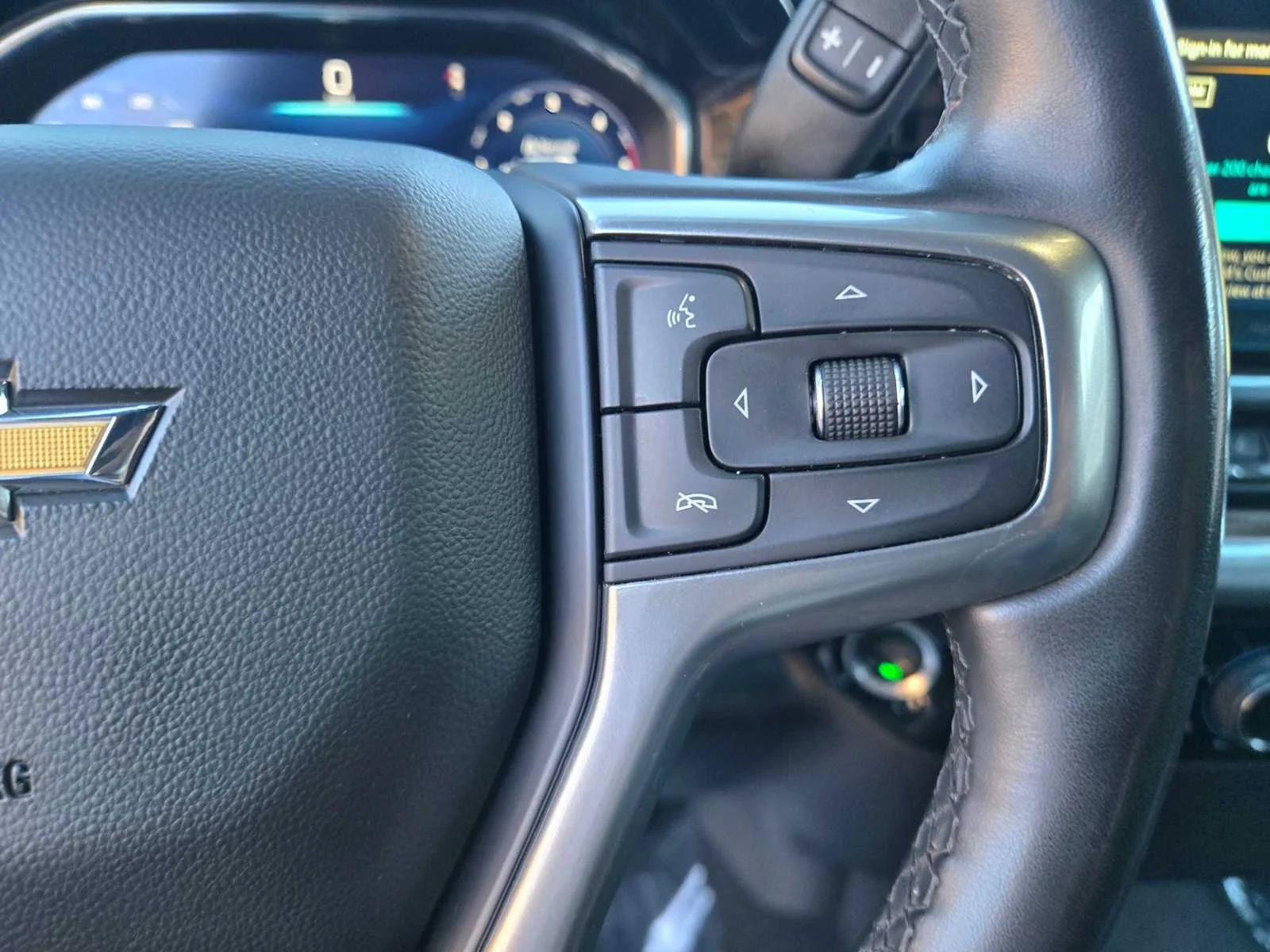 Used 2025 Summit White Chevrolet LT image 26