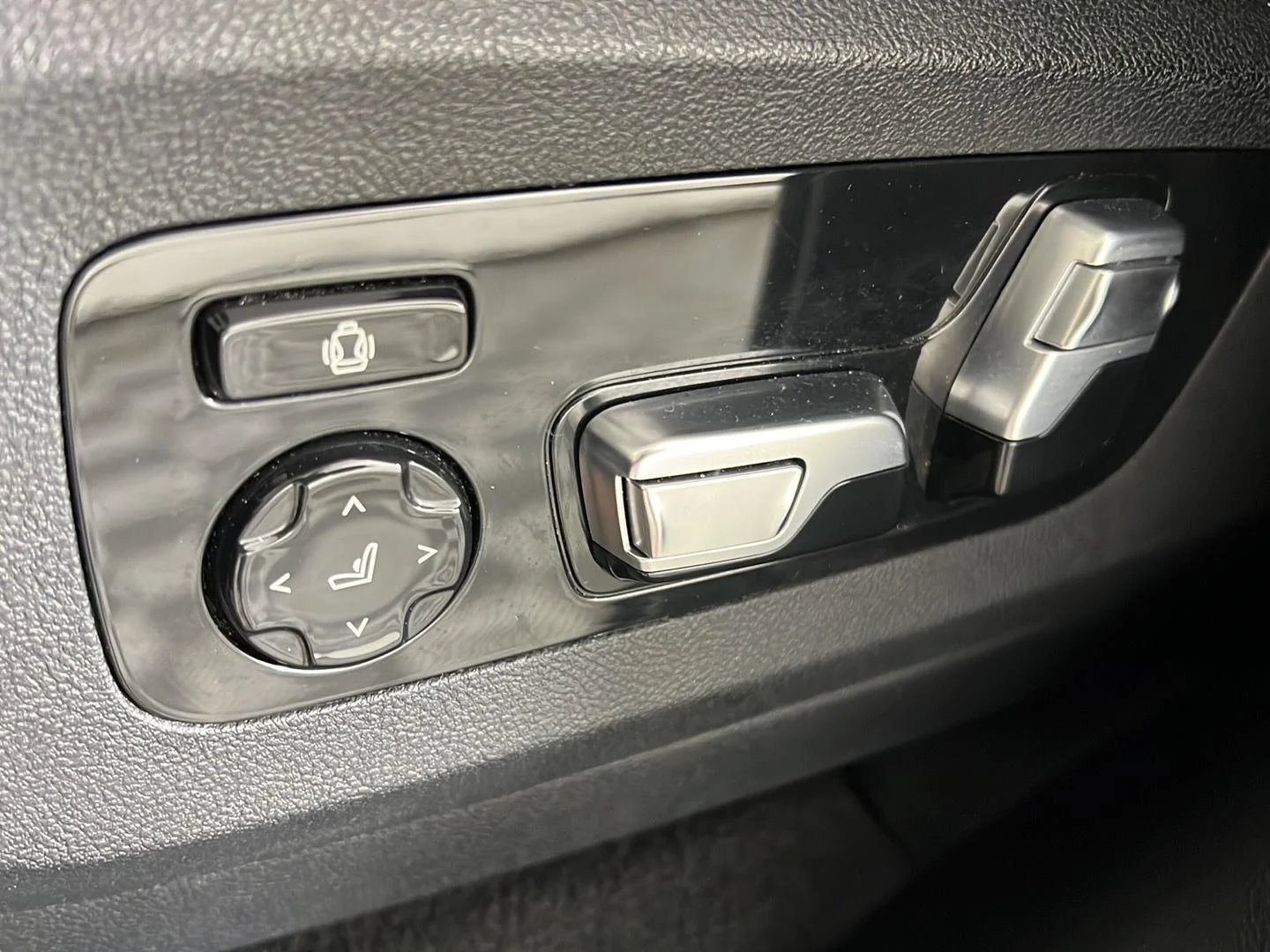 Used 2024 Skyscraper Grey Metallic BMW xDrive40i image 3
