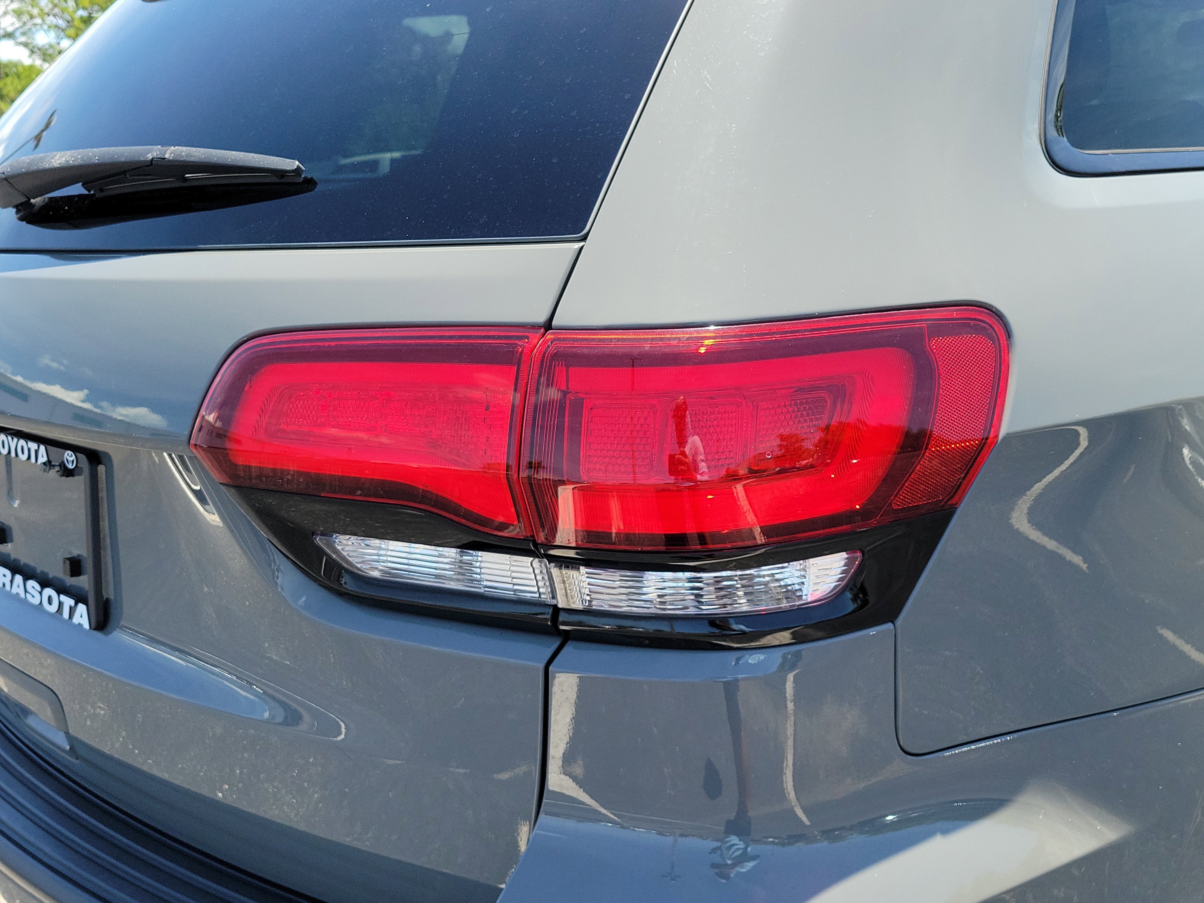 Used 2021 Sting-Gray Clearcoat Jeep Laredo X image 10