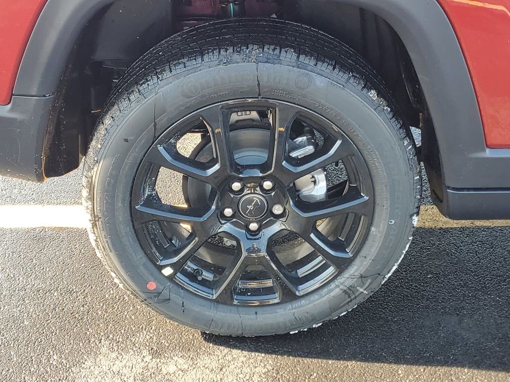New 2026 Red Hot Pearlcoat Jeep Latitude image 5