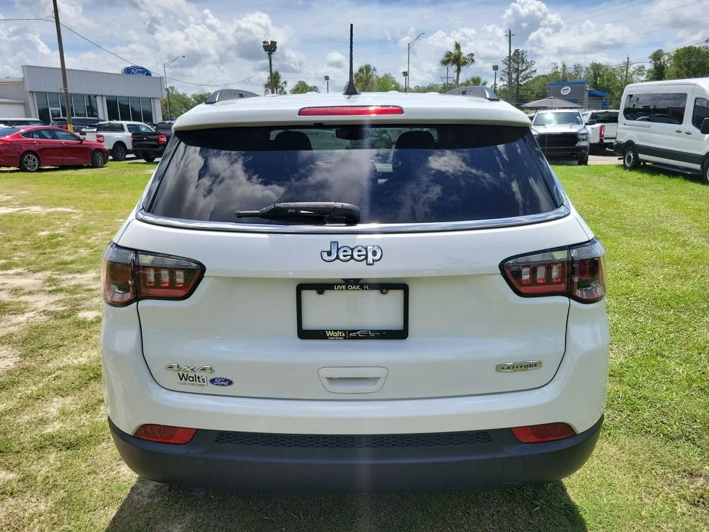 Used 2024 Bright White Clearcoat Jeep Latitude image 10
