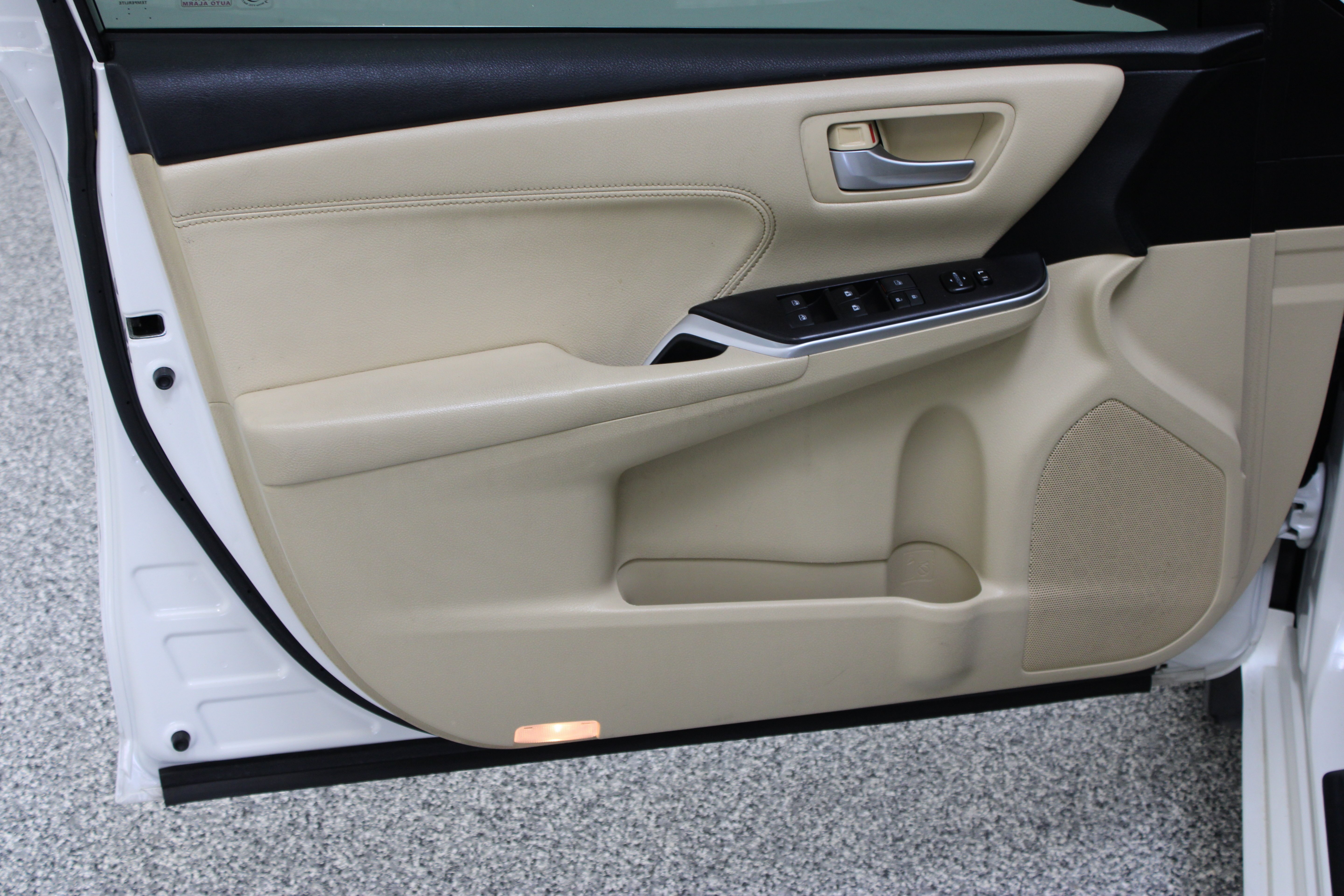 Used 2015 Blizzard Pearl Toyota XLE 3.5L image 12