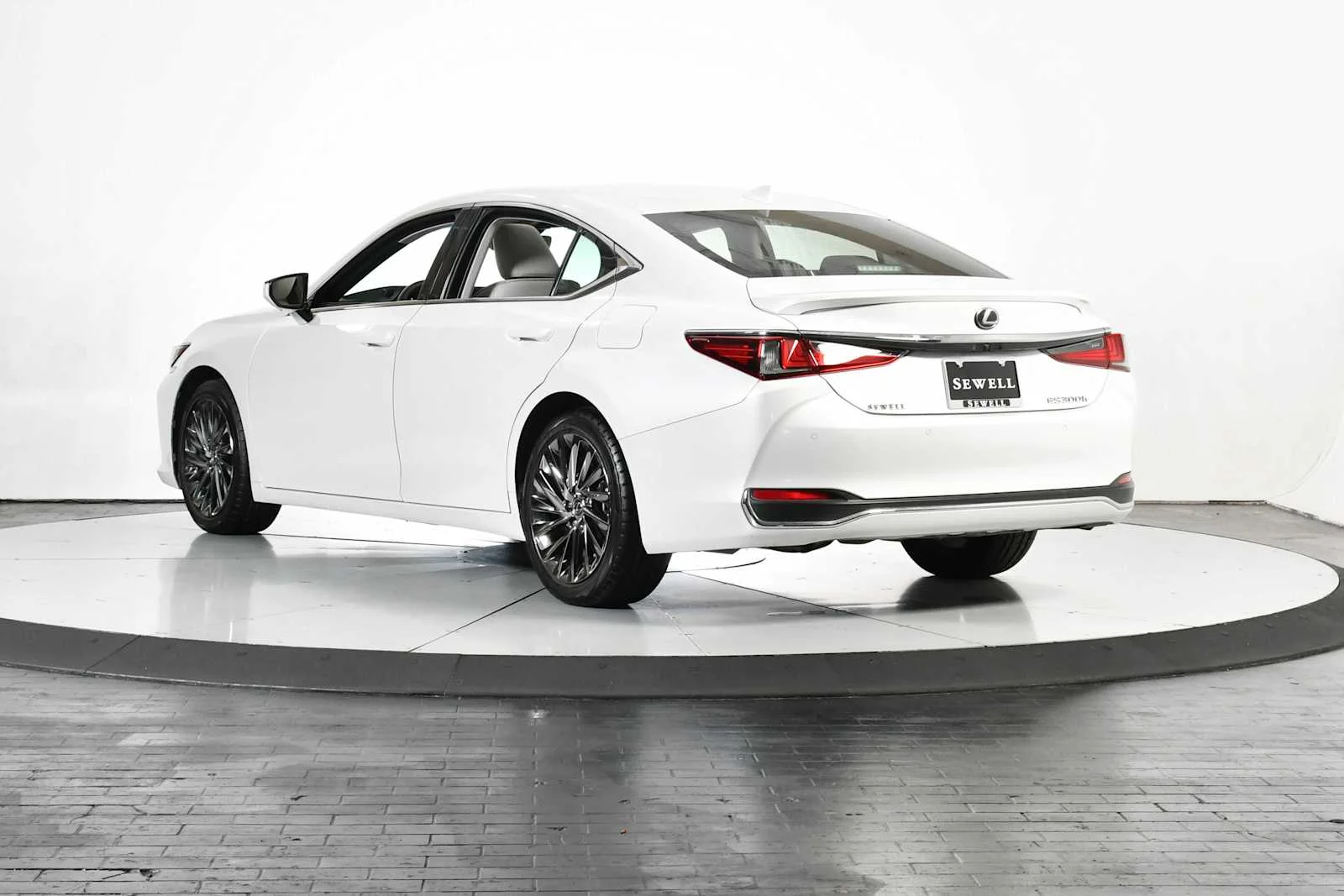 Used 2025 Eminent White Pearl Lexus Luxury image 3