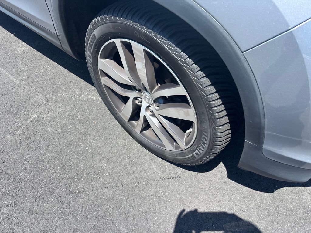 Used 2017 Lunar Silver Metallic Honda Touring image 4
