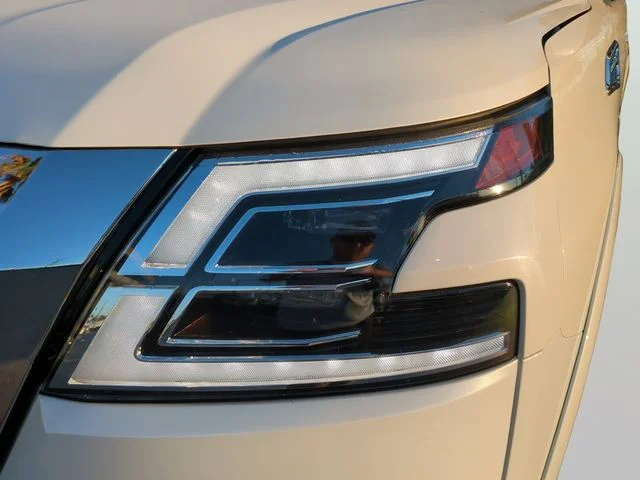Used 2022 White Nissan SL image 7