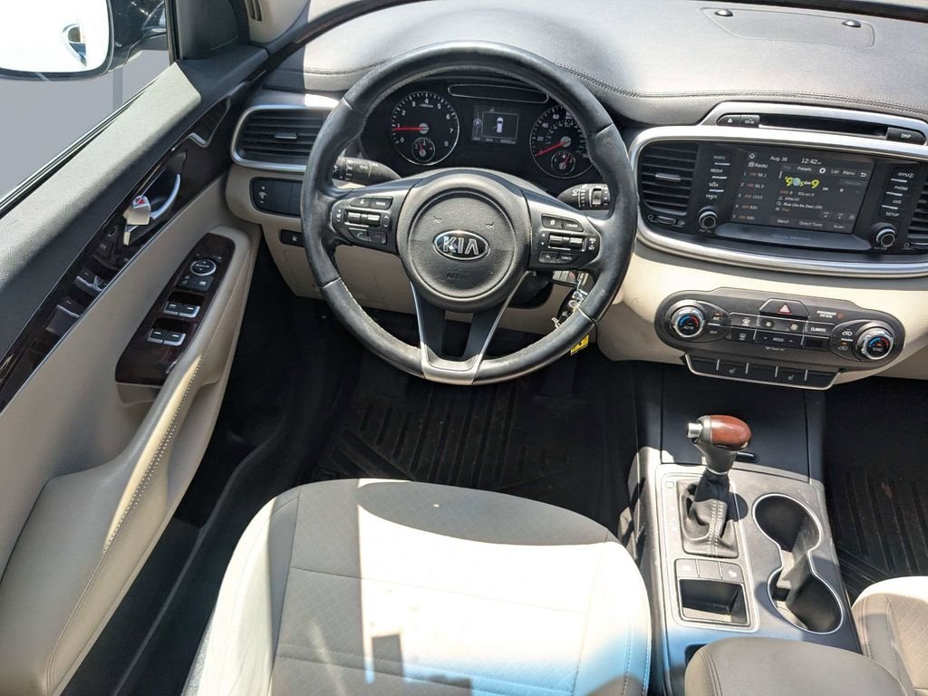 Used 2017 White Kia LX image 16
