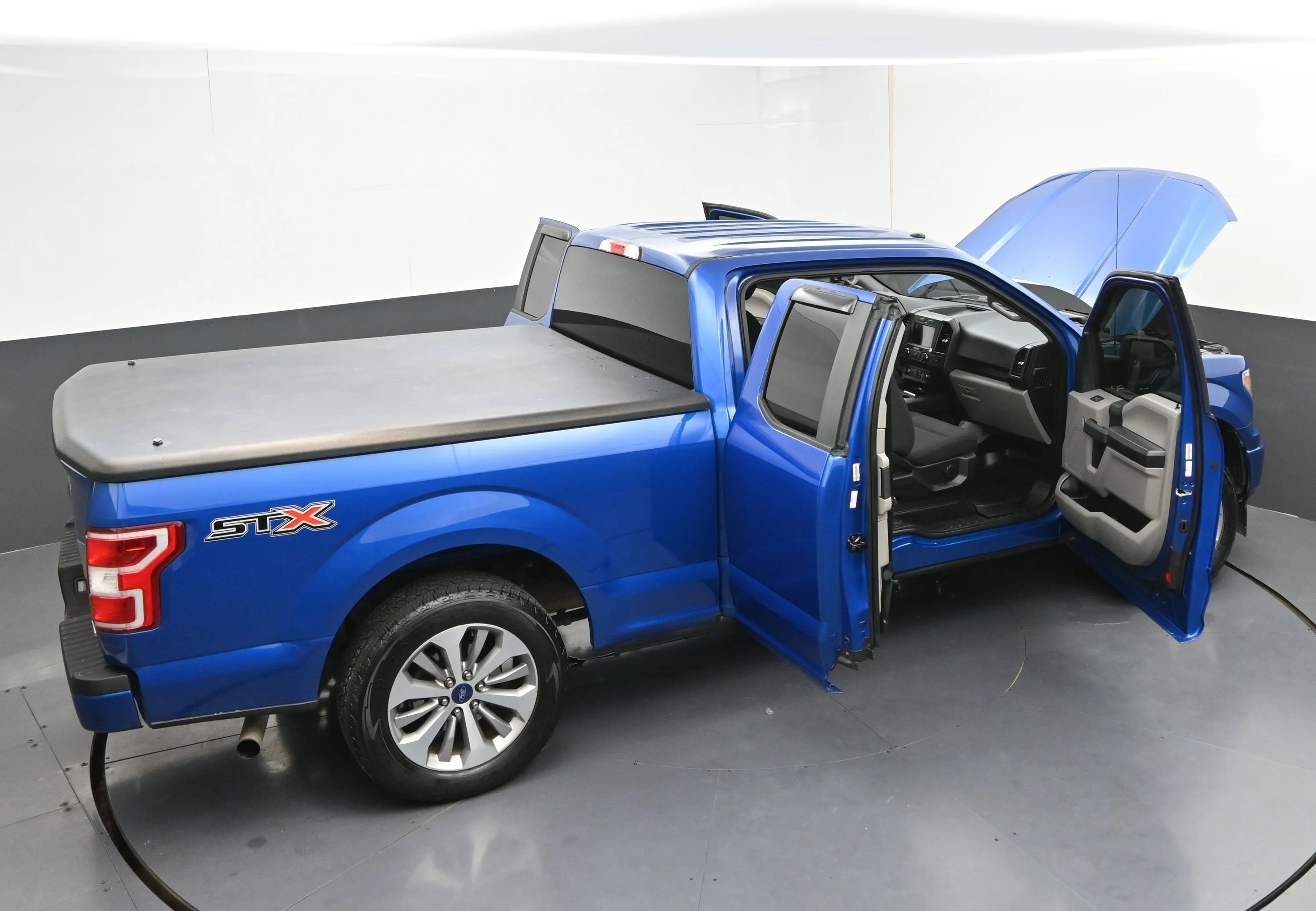 Used 2018 Blue Ford XL image 24