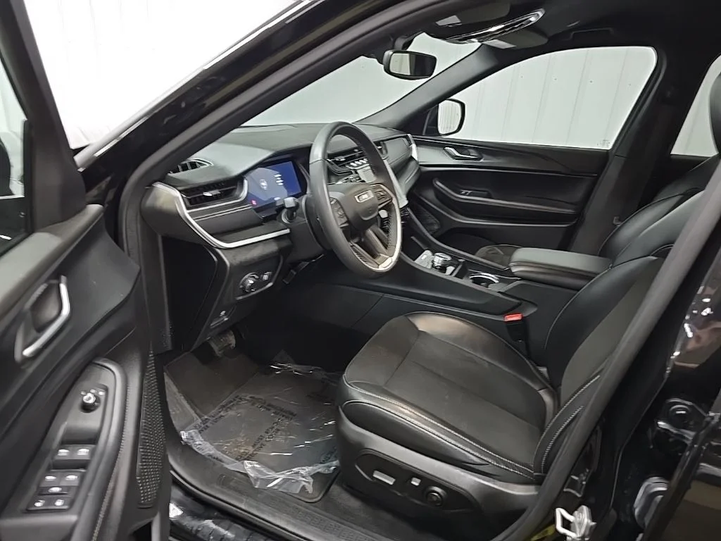 Used 2024 Black Jeep Altitude image 28