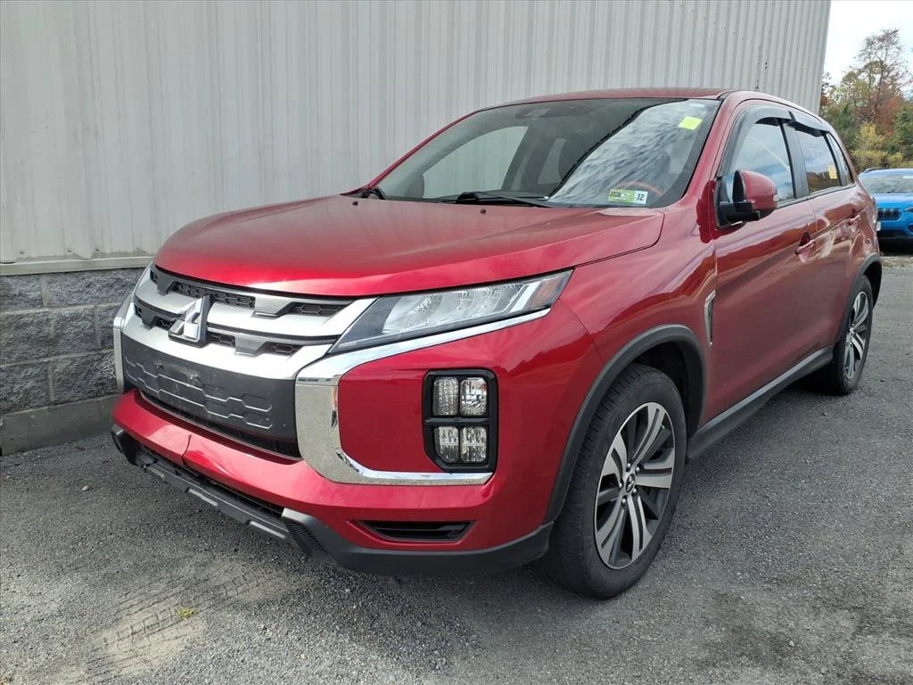Used 2022  Mitsubishi  image 2