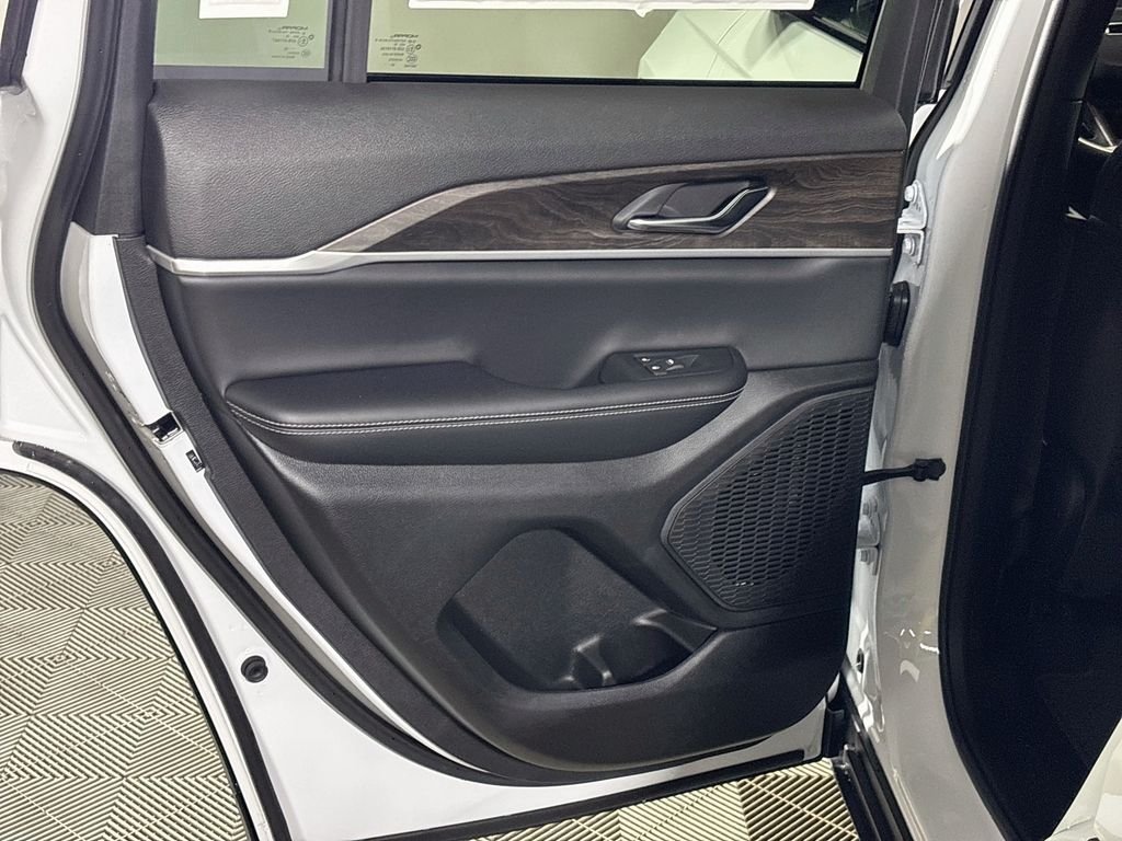 New 2027 Bright White Clear-Coat Paint Jeep Altitude image 19