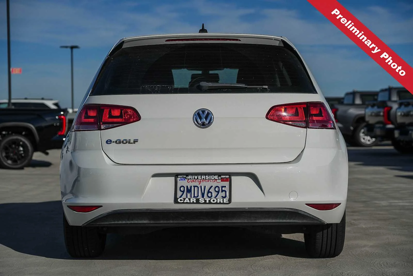 Used 2016 White Volkswagen SE image 7