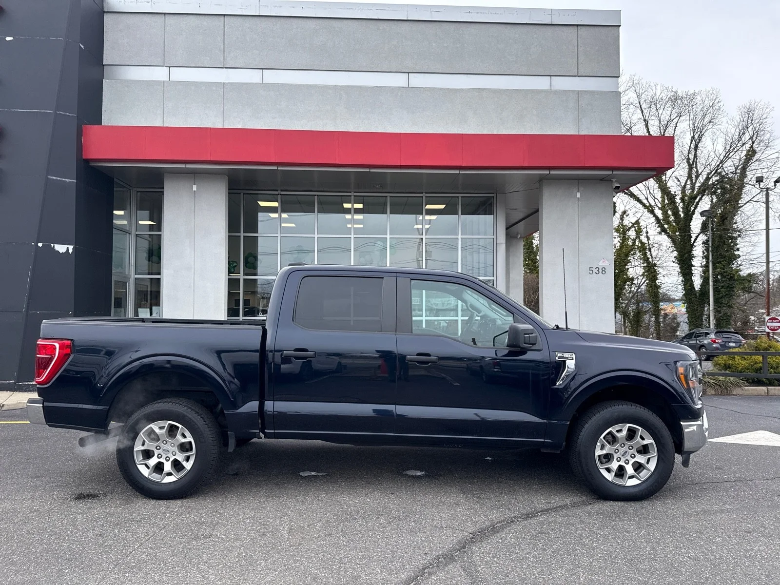 Used 2023 Antimatter Blue Metallic Ford XLT 4WD image 8