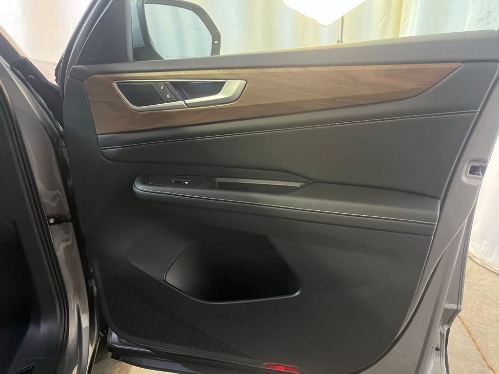 New 2026 Silver Volkswagen 2.0T SE w/Technology image 11