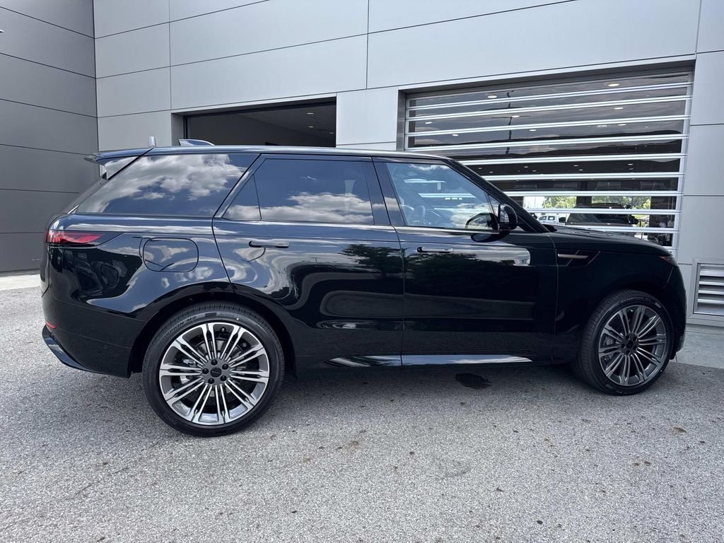 New 2026 Santorini Black Land Rover Dynamic SE image 7