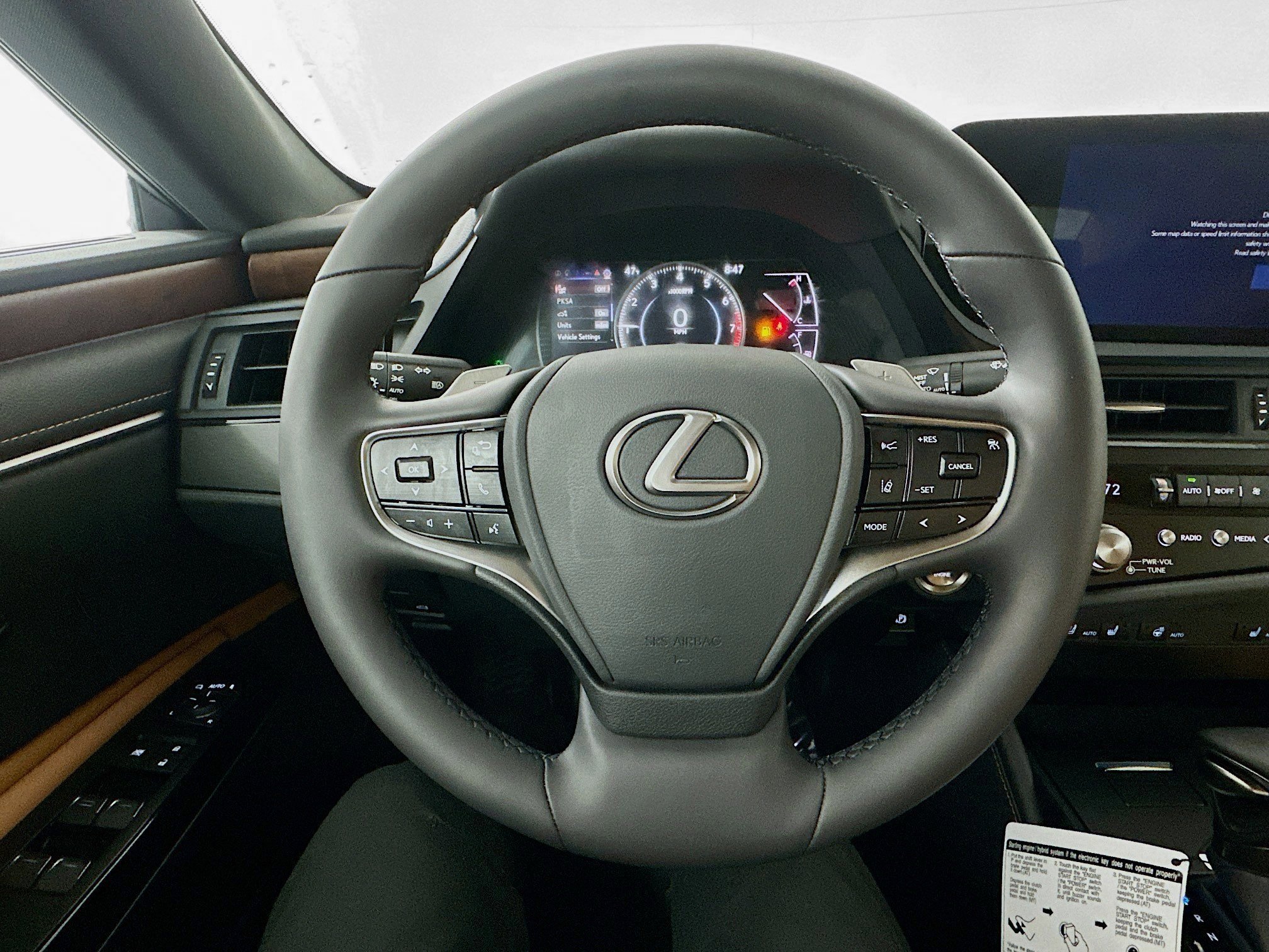 2025 Lexus ES 350 - Photo 12