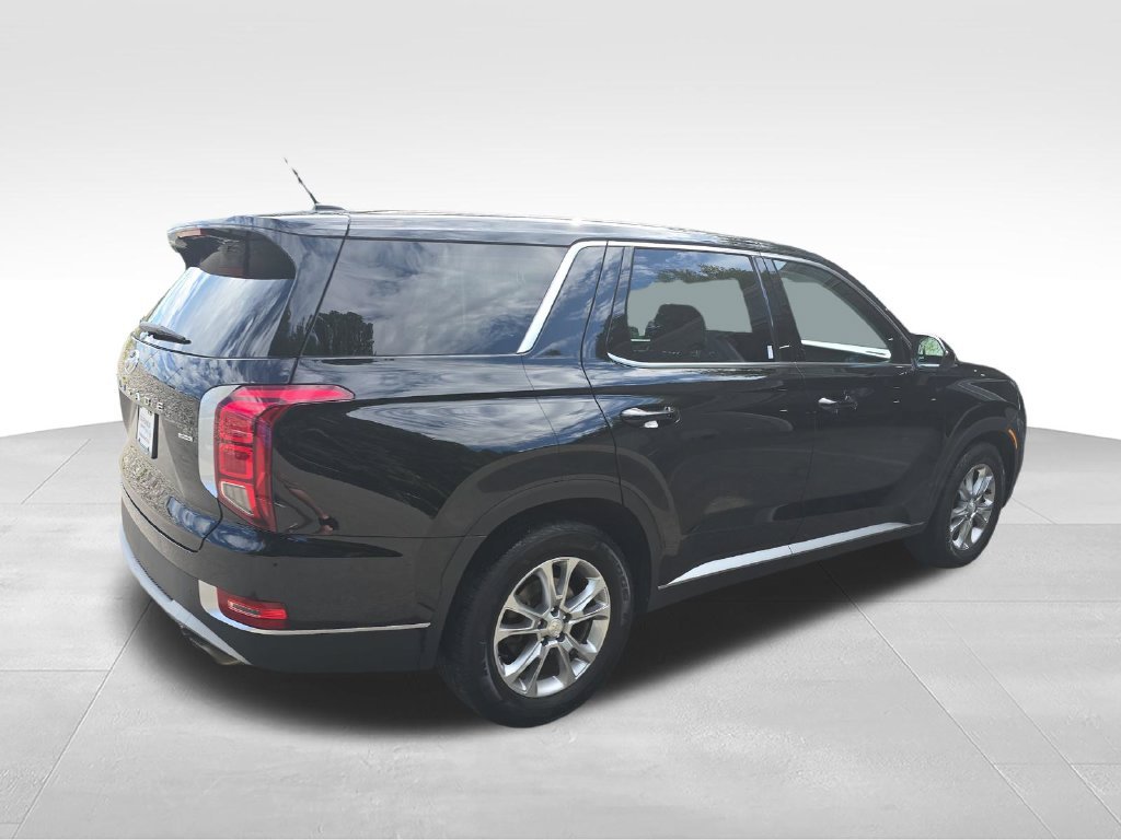 Used 2022 Black Hyundai SE image 5