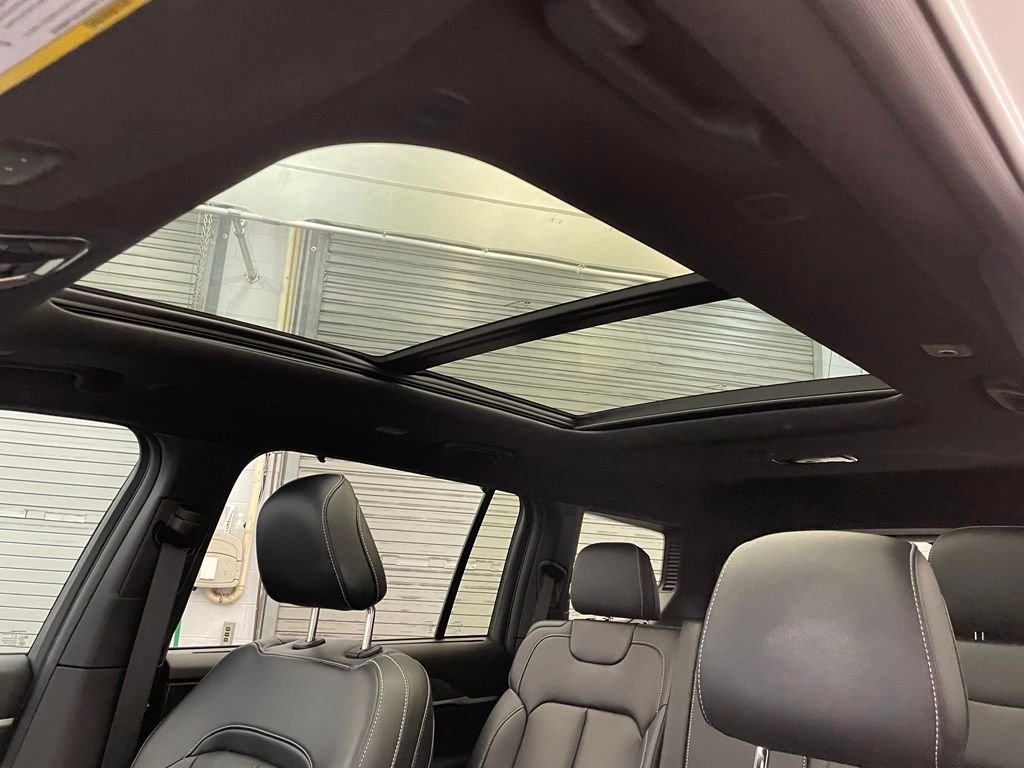 New 2025 Bright White Clear-Coat Exterior Paint Jeep Limited image 16