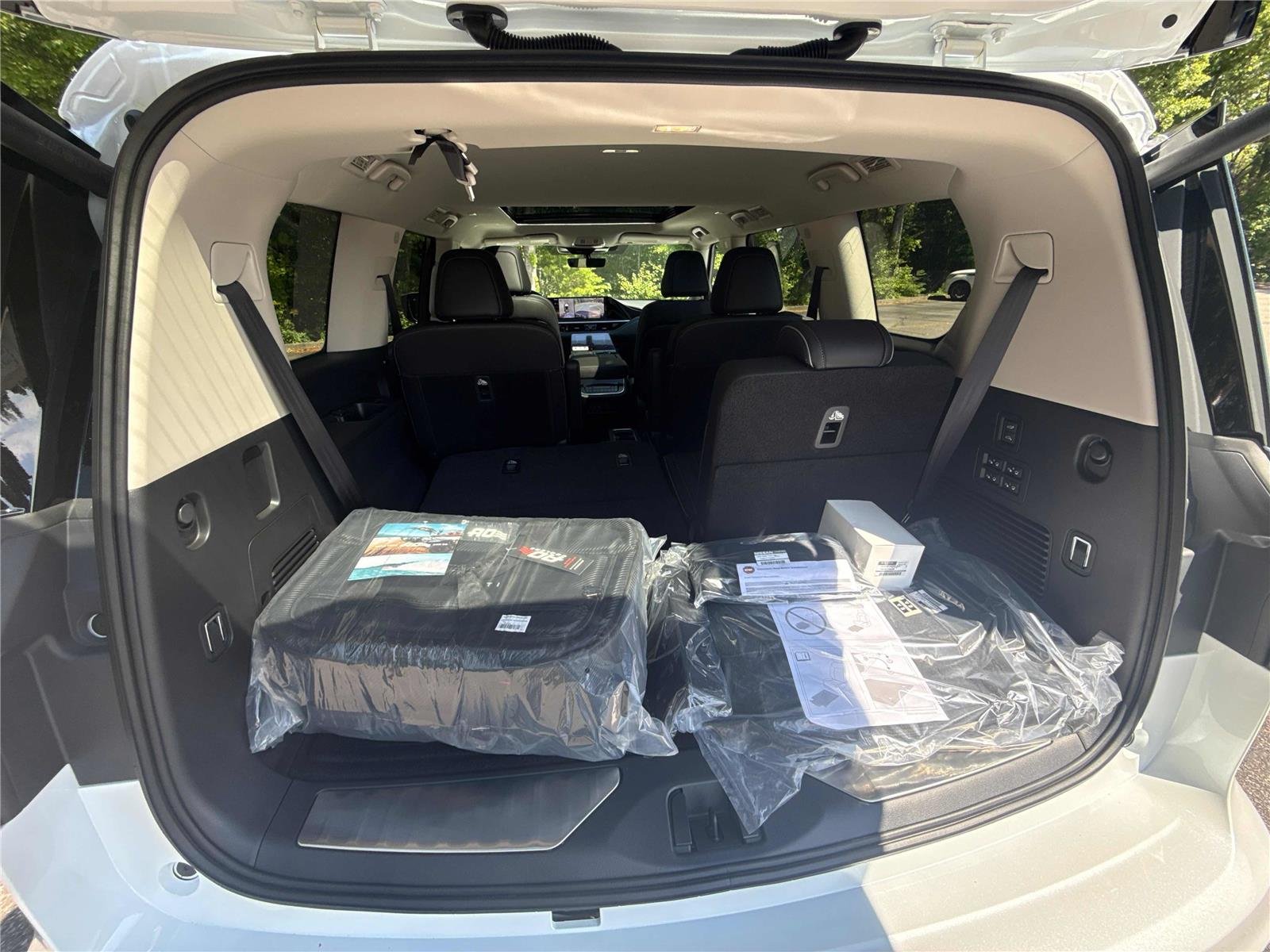 New 2026 RADIANT WHITE INFINITI Luxe 4WD image 30