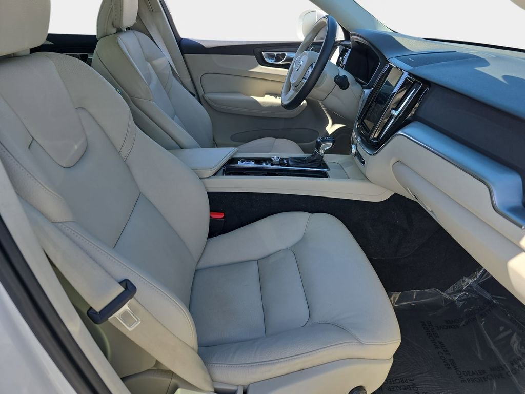 Used 2020 White Volvo T5 Momentum image 12
