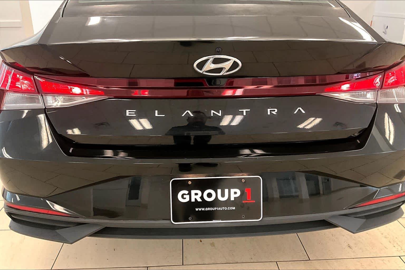 Used 2022 Phantom Black Hyundai SEL image 27