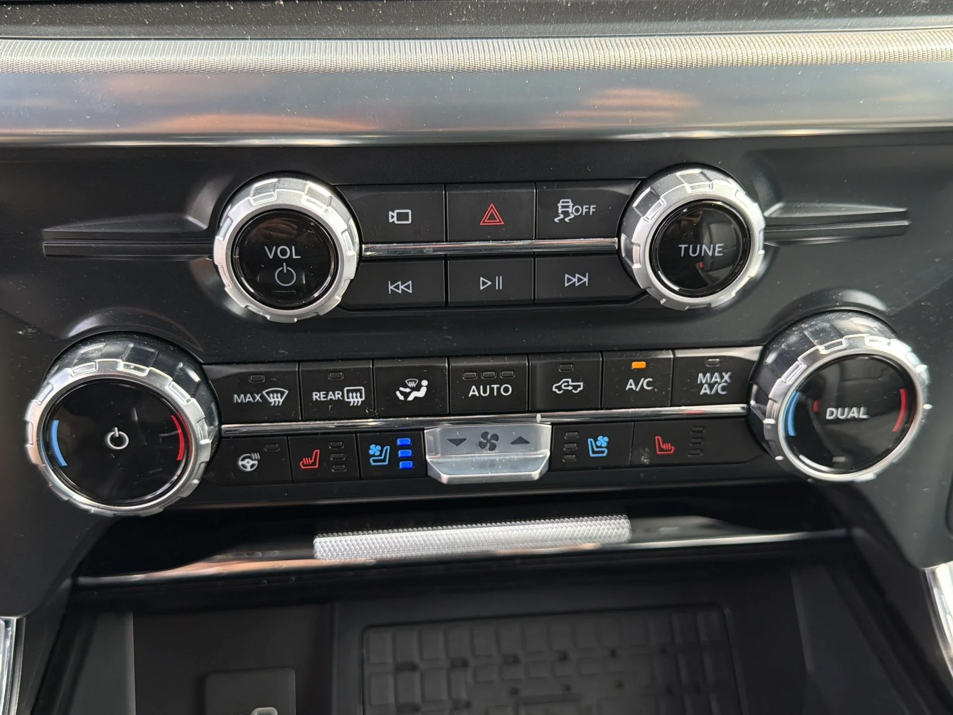Certified Used 2025 Gray Metallic Ford Lariat image 8