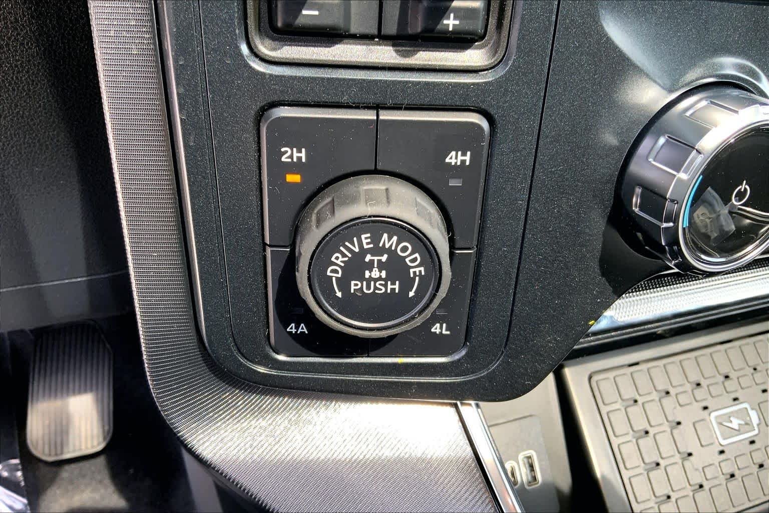 New 2026 Star White Metallic Tri-Coat Ford Platinum® image 17