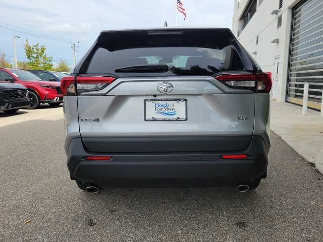 Used 2025 Silver Sky Metallic Toyota XLE image 5