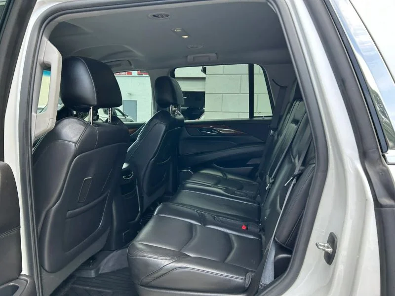 Used 2019 White Cadillac Sport Utility 4D image 38