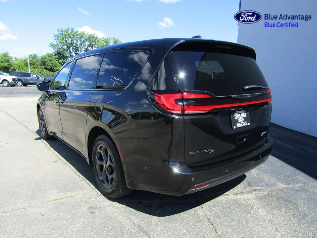 Certified Used 2022 Brilliant Black Crystal Pearlcoat Chrysler Limited image 15