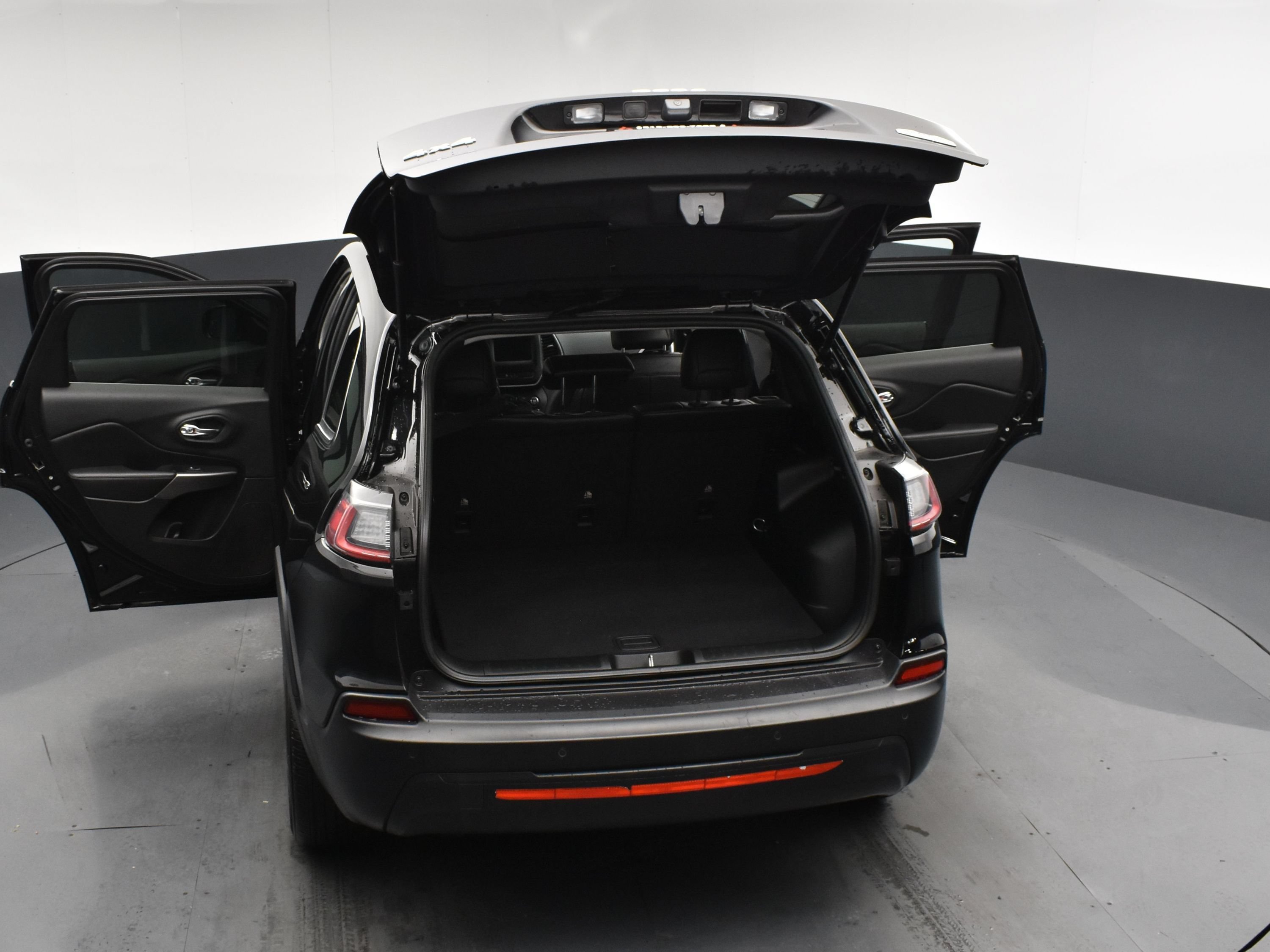 Used 2019 Diamond Black Crystal Pearlcoat Jeep Latitude Plus image 23