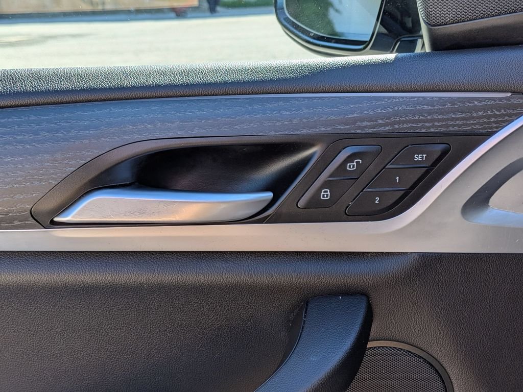 Used 2024 Gray BMW xDrive30i image 12