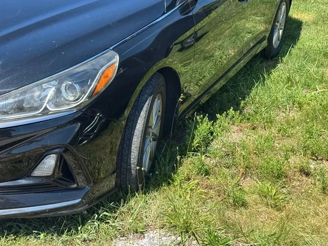 Used 2018 Black Hyundai SE image 5