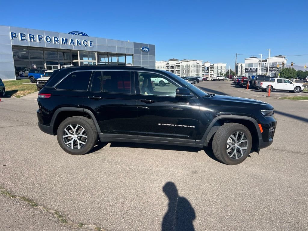 Used 2024 Diamond Black Crystal Pearlcoat Jeep Limited image 3