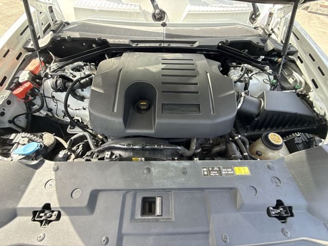 Used 2023 White Land Rover X-Dynamic SE image 27
