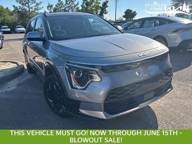 Used 2023 Gray Kia Wind image 1