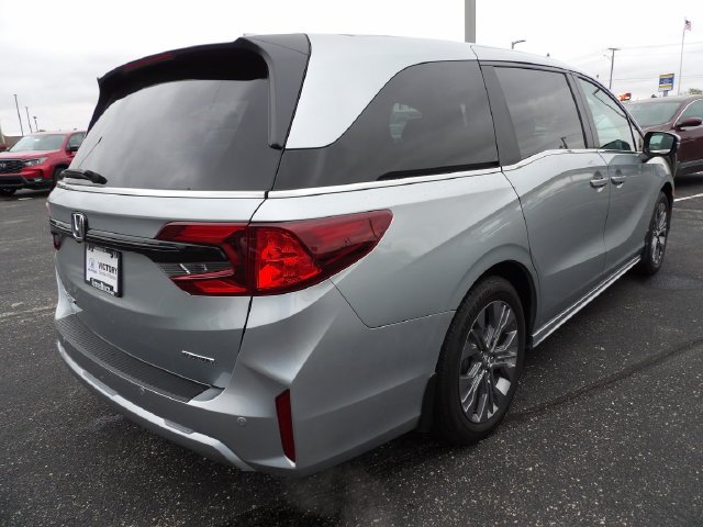 Certified Used 2025 Solar Silver Metallic Honda Touring image 7
