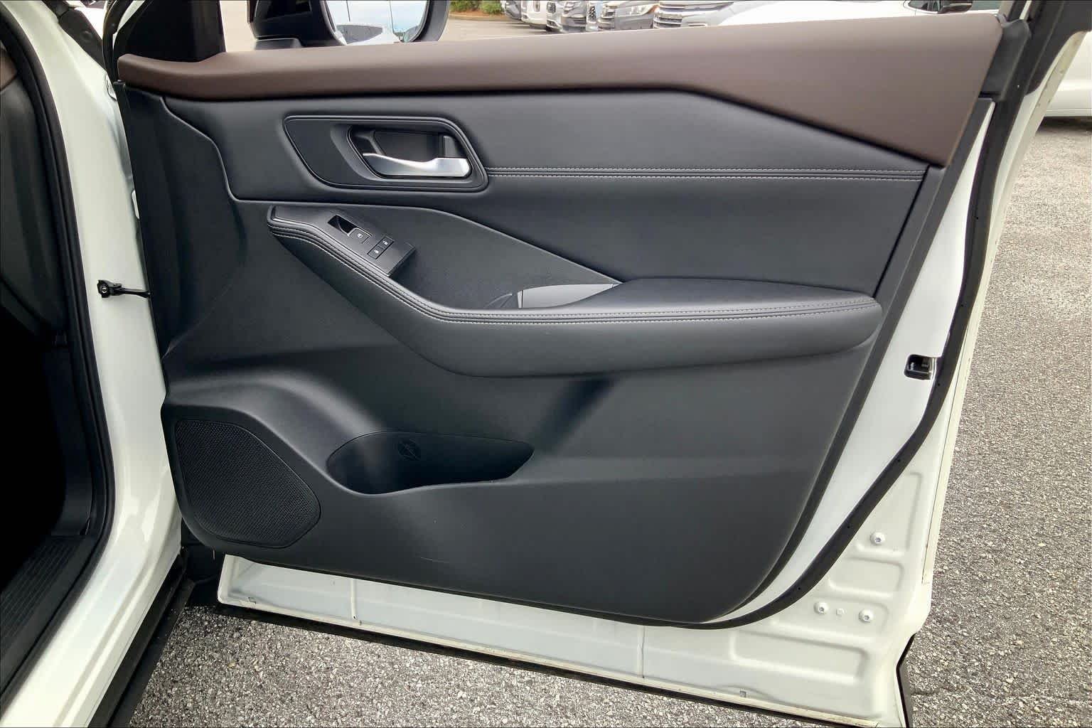 Used 2023 Pearl White Tricoat/Super Black Nissan SL image 42