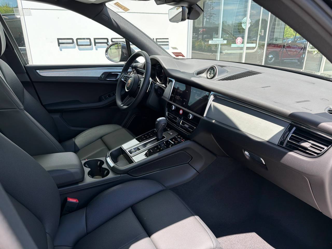 2026 Porsche Macan T - Photo 20