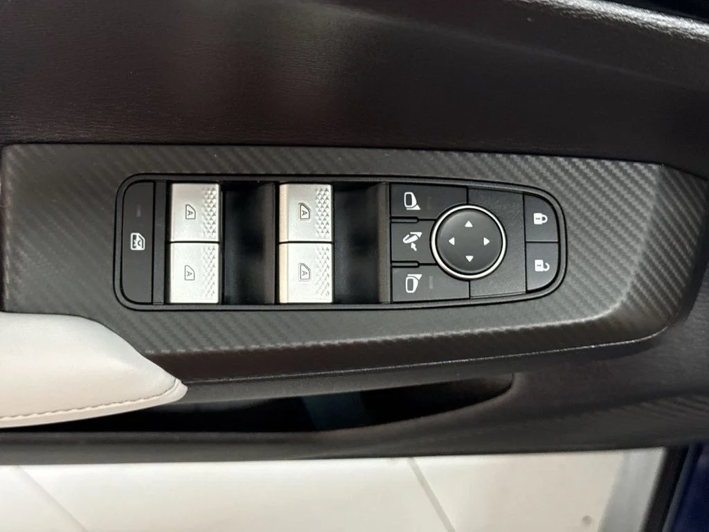 Used 2022  Mitsubishi SEL image 15