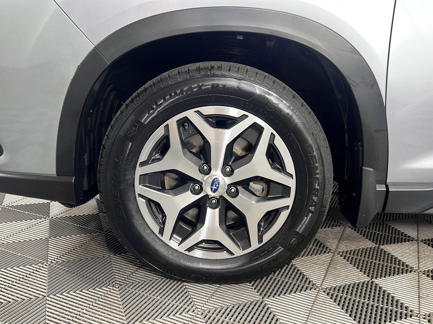Used 2023 Ice Silver Metallic Subaru Premium image 12
