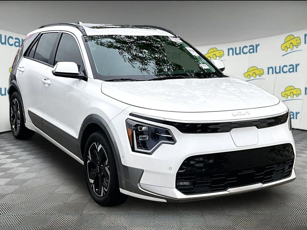 Used 2023 White Kia Wave image 1