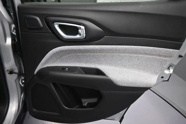 New 2026 Silver Zynith Metallic Clear-Coat Exterior Paint Jeep  image 23