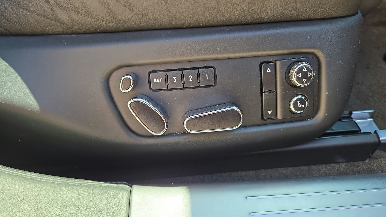 Used 2014  Bentley Base image 28