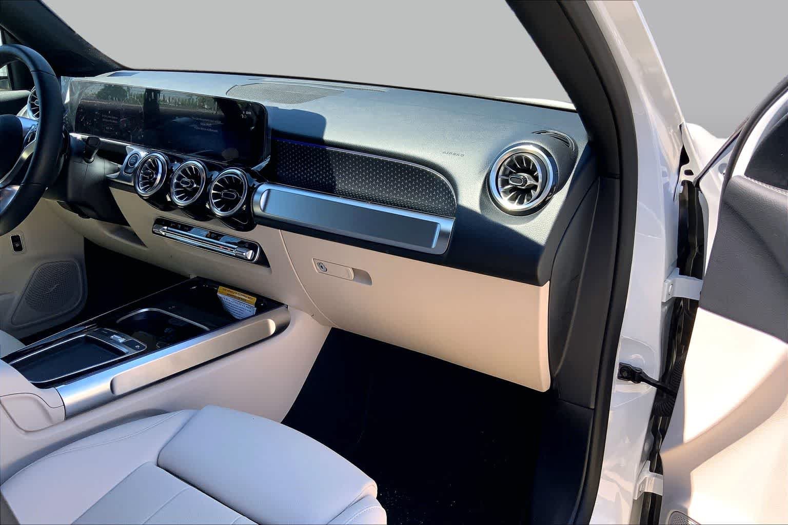 Certified Used 2025 Polar White Mercedes-Benz GLB 250 image 17